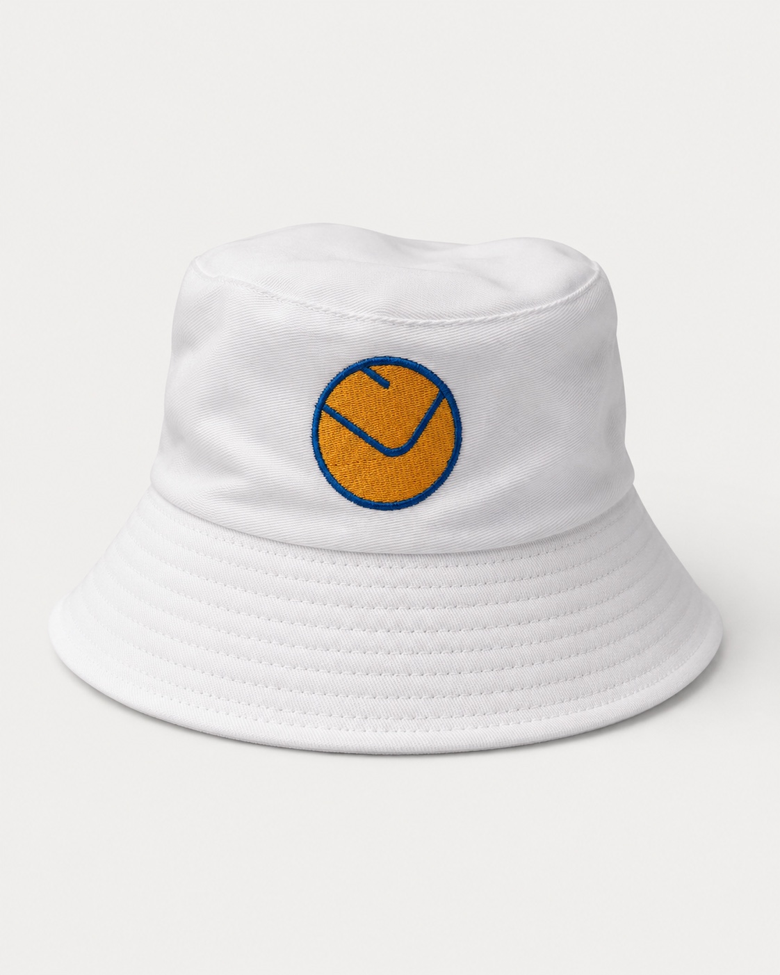 White bucket hat with the yellow and blue Leeds United smiley badge embroidered on the front.