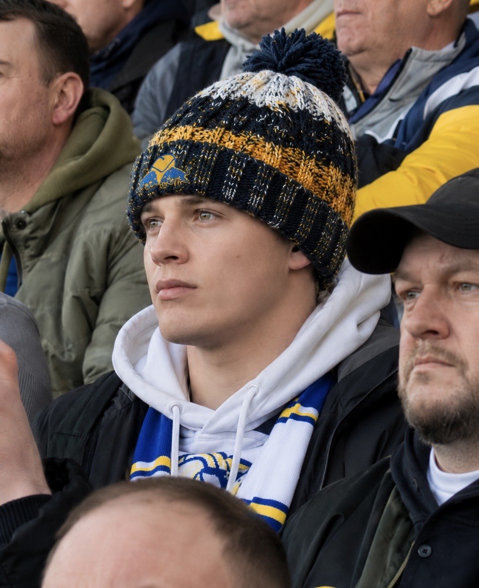 Dirty Leeds® Smiley Red Bull Emblem Speckled Bobble Hat – matchday setting.